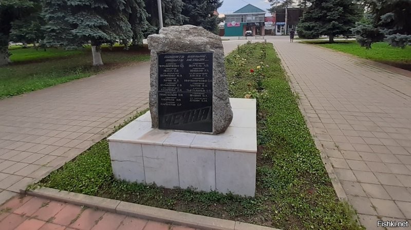 Был в Тимашевске года три назад.
История матери, потерявшей всех сыновей, реально торкает...
Памятников много в центральном парке города, но этот,  хоть и простой, но до слёз....