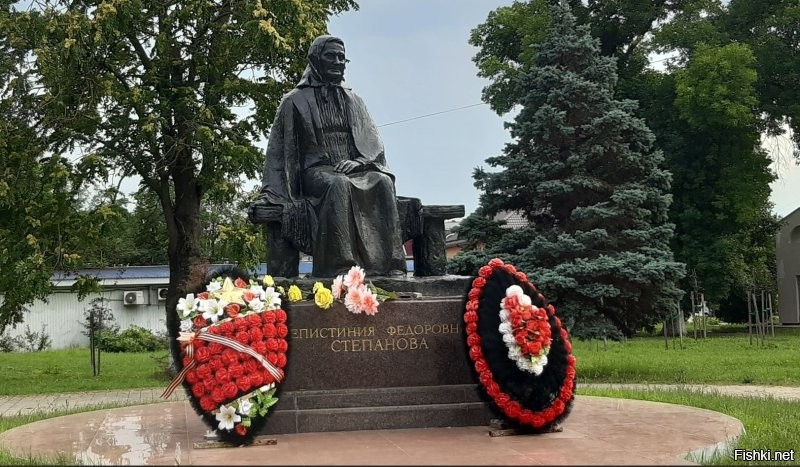 Был в Тимашевске года три назад.
История матери, потерявшей всех сыновей, реально торкает...
Памятников много в центральном парке города, но этот,  хоть и простой, но до слёз....