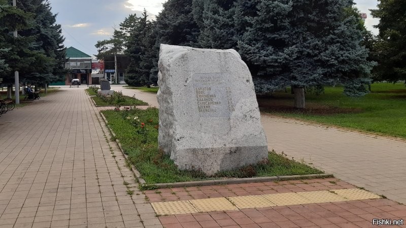 Был в Тимашевске года три назад.
История матери, потерявшей всех сыновей, реально торкает...
Памятников много в центральном парке города, но этот,  хоть и простой, но до слёз....