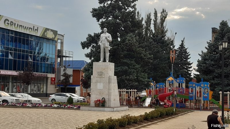 Был в Тимашевске года три назад.
История матери, потерявшей всех сыновей, реально торкает...
Памятников много в центральном парке города, но этот,  хоть и простой, но до слёз....