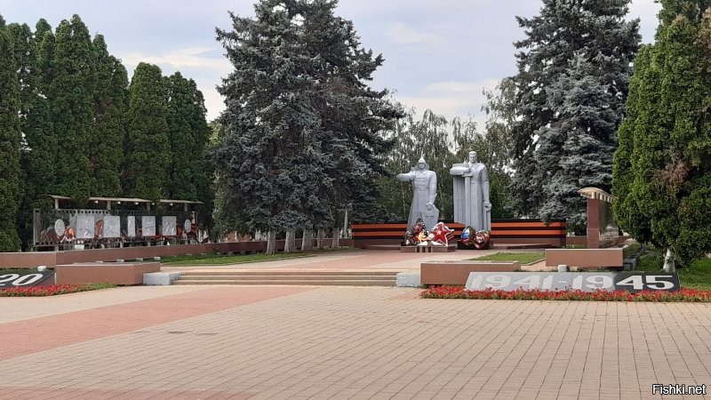 Был в Тимашевске года три назад.
История матери, потерявшей всех сыновей, реально торкает...
Памятников много в центральном парке города, но этот,  хоть и простой, но до слёз....