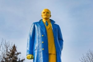 Украино-туристы любят красить памятники. Облико морале!