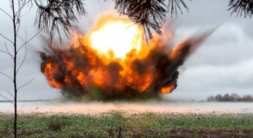 Мой репортаж из Курского приграничья

Тяжелое небо нависало над неубранными полями кукурузы в Кореневском районе Курской области. Пара внедорожников вальсировала в дрифте по раскисшей колее под аккомпанемент пищащего дрон-детектора. 

Как он вообще летает в таких условиях. Тут, как в песне у Цоя - «а с погодой повезло, дождь идет четвертый день». На фоне размякших дорог кажется, что фронт на Курском направлении снова застыл. Но это впечатление обманчивое.

Кореневский район потихоньку оживает. Он был оккупирован едва ли не наполовину. Но в ходе наступательной операции группировки войск «Север» освобожден практически полностью. И сегодня я еду по дорогам, где еще три месяца назад передвигаться было лотереей с не самыми высокими шансами на успех.

Фронт отодвинули от районного центра, но напоминания о нем остались: по обочинам валяются ржавые остовы сгоревших гражданских машин, которые без разбору били украинские операторы FPV-дронов. Люди пытались вырваться в сторону Рыльска, кто-то проскакивал, кому-то везло меньше. Страшные кадры с телами гражданских на этих дорогах в августе-сентябре то и дело всплывали в Сети. Сегодня многие возвращаются в свои дома.

Противник снова пытается прорваться в Глушковский район через Новый путь и атаковать со стороны Свердликово. А мы снова напираем на севере украинского выступа, чтобы отрезать группировку противника по трассе от Новоивановки до Малой Локни. Артиллерия работает даже в такую погоду, не умолкая. При этом, как подмечают бойцы, контрбатарейной борьбы с той стороны стало поменьше. Группировка «Север» продолжает планомерно перемалывать на Курской земле лучшие резервы Киева.

Читайте мой большой репортаж -  с Курского направления

@sashakots