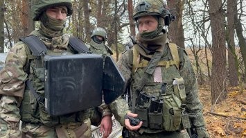 Мой репортаж из Курского приграничья

Тяжелое небо нависало над неубранными полями кукурузы в Кореневском районе Курской области. Пара внедорожников вальсировала в дрифте по раскисшей колее под аккомпанемент пищащего дрон-детектора. 

Как он вообще летает в таких условиях. Тут, как в песне у Цоя - «а с погодой повезло, дождь идет четвертый день». На фоне размякших дорог кажется, что фронт на Курском направлении снова застыл. Но это впечатление обманчивое.

Кореневский район потихоньку оживает. Он был оккупирован едва ли не наполовину. Но в ходе наступательной операции группировки войск «Север» освобожден практически полностью. И сегодня я еду по дорогам, где еще три месяца назад передвигаться было лотереей с не самыми высокими шансами на успех.

Фронт отодвинули от районного центра, но напоминания о нем остались: по обочинам валяются ржавые остовы сгоревших гражданских машин, которые без разбору били украинские операторы FPV-дронов. Люди пытались вырваться в сторону Рыльска, кто-то проскакивал, кому-то везло меньше. Страшные кадры с телами гражданских на этих дорогах в августе-сентябре то и дело всплывали в Сети. Сегодня многие возвращаются в свои дома.

Противник снова пытается прорваться в Глушковский район через Новый путь и атаковать со стороны Свердликово. А мы снова напираем на севере украинского выступа, чтобы отрезать группировку противника по трассе от Новоивановки до Малой Локни. Артиллерия работает даже в такую погоду, не умолкая. При этом, как подмечают бойцы, контрбатарейной борьбы с той стороны стало поменьше. Группировка «Север» продолжает планомерно перемалывать на Курской земле лучшие резервы Киева.

Читайте мой большой репортаж -  с Курского направления

@sashakots