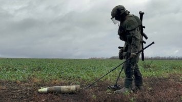 Мой репортаж из Курского приграничья

Тяжелое небо нависало над неубранными полями кукурузы в Кореневском районе Курской области. Пара внедорожников вальсировала в дрифте по раскисшей колее под аккомпанемент пищащего дрон-детектора. 

Как он вообще летает в таких условиях. Тут, как в песне у Цоя - «а с погодой повезло, дождь идет четвертый день». На фоне размякших дорог кажется, что фронт на Курском направлении снова застыл. Но это впечатление обманчивое.

Кореневский район потихоньку оживает. Он был оккупирован едва ли не наполовину. Но в ходе наступательной операции группировки войск «Север» освобожден практически полностью. И сегодня я еду по дорогам, где еще три месяца назад передвигаться было лотереей с не самыми высокими шансами на успех.

Фронт отодвинули от районного центра, но напоминания о нем остались: по обочинам валяются ржавые остовы сгоревших гражданских машин, которые без разбору били украинские операторы FPV-дронов. Люди пытались вырваться в сторону Рыльска, кто-то проскакивал, кому-то везло меньше. Страшные кадры с телами гражданских на этих дорогах в августе-сентябре то и дело всплывали в Сети. Сегодня многие возвращаются в свои дома.

Противник снова пытается прорваться в Глушковский район через Новый путь и атаковать со стороны Свердликово. А мы снова напираем на севере украинского выступа, чтобы отрезать группировку противника по трассе от Новоивановки до Малой Локни. Артиллерия работает даже в такую погоду, не умолкая. При этом, как подмечают бойцы, контрбатарейной борьбы с той стороны стало поменьше. Группировка «Север» продолжает планомерно перемалывать на Курской земле лучшие резервы Киева.

Читайте мой большой репортаж -  с Курского направления

@sashakots