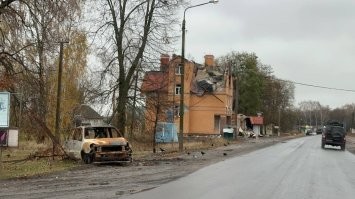 Мой репортаж из Курского приграничья

Тяжелое небо нависало над неубранными полями кукурузы в Кореневском районе Курской области. Пара внедорожников вальсировала в дрифте по раскисшей колее под аккомпанемент пищащего дрон-детектора. 

Как он вообще летает в таких условиях. Тут, как в песне у Цоя - «а с погодой повезло, дождь идет четвертый день». На фоне размякших дорог кажется, что фронт на Курском направлении снова застыл. Но это впечатление обманчивое.

Кореневский район потихоньку оживает. Он был оккупирован едва ли не наполовину. Но в ходе наступательной операции группировки войск «Север» освобожден практически полностью. И сегодня я еду по дорогам, где еще три месяца назад передвигаться было лотереей с не самыми высокими шансами на успех.

Фронт отодвинули от районного центра, но напоминания о нем остались: по обочинам валяются ржавые остовы сгоревших гражданских машин, которые без разбору били украинские операторы FPV-дронов. Люди пытались вырваться в сторону Рыльска, кто-то проскакивал, кому-то везло меньше. Страшные кадры с телами гражданских на этих дорогах в августе-сентябре то и дело всплывали в Сети. Сегодня многие возвращаются в свои дома.

Противник снова пытается прорваться в Глушковский район через Новый путь и атаковать со стороны Свердликово. А мы снова напираем на севере украинского выступа, чтобы отрезать группировку противника по трассе от Новоивановки до Малой Локни. Артиллерия работает даже в такую погоду, не умолкая. При этом, как подмечают бойцы, контрбатарейной борьбы с той стороны стало поменьше. Группировка «Север» продолжает планомерно перемалывать на Курской земле лучшие резервы Киева.

Читайте мой большой репортаж -  с Курского направления

@sashakots