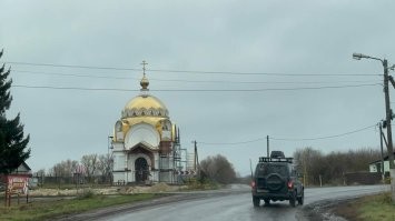 Мой репортаж из Курского приграничья

Тяжелое небо нависало над неубранными полями кукурузы в Кореневском районе Курской области. Пара внедорожников вальсировала в дрифте по раскисшей колее под аккомпанемент пищащего дрон-детектора. 

Как он вообще летает в таких условиях. Тут, как в песне у Цоя - «а с погодой повезло, дождь идет четвертый день». На фоне размякших дорог кажется, что фронт на Курском направлении снова застыл. Но это впечатление обманчивое.

Кореневский район потихоньку оживает. Он был оккупирован едва ли не наполовину. Но в ходе наступательной операции группировки войск «Север» освобожден практически полностью. И сегодня я еду по дорогам, где еще три месяца назад передвигаться было лотереей с не самыми высокими шансами на успех.

Фронт отодвинули от районного центра, но напоминания о нем остались: по обочинам валяются ржавые остовы сгоревших гражданских машин, которые без разбору били украинские операторы FPV-дронов. Люди пытались вырваться в сторону Рыльска, кто-то проскакивал, кому-то везло меньше. Страшные кадры с телами гражданских на этих дорогах в августе-сентябре то и дело всплывали в Сети. Сегодня многие возвращаются в свои дома.

Противник снова пытается прорваться в Глушковский район через Новый путь и атаковать со стороны Свердликово. А мы снова напираем на севере украинского выступа, чтобы отрезать группировку противника по трассе от Новоивановки до Малой Локни. Артиллерия работает даже в такую погоду, не умолкая. При этом, как подмечают бойцы, контрбатарейной борьбы с той стороны стало поменьше. Группировка «Север» продолжает планомерно перемалывать на Курской земле лучшие резервы Киева.

Читайте мой большой репортаж -  с Курского направления

@sashakots