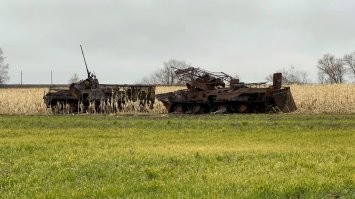 Мой репортаж из Курского приграничья

Тяжелое небо нависало над неубранными полями кукурузы в Кореневском районе Курской области. Пара внедорожников вальсировала в дрифте по раскисшей колее под аккомпанемент пищащего дрон-детектора. 

Как он вообще летает в таких условиях. Тут, как в песне у Цоя - «а с погодой повезло, дождь идет четвертый день». На фоне размякших дорог кажется, что фронт на Курском направлении снова застыл. Но это впечатление обманчивое.

Кореневский район потихоньку оживает. Он был оккупирован едва ли не наполовину. Но в ходе наступательной операции группировки войск «Север» освобожден практически полностью. И сегодня я еду по дорогам, где еще три месяца назад передвигаться было лотереей с не самыми высокими шансами на успех.

Фронт отодвинули от районного центра, но напоминания о нем остались: по обочинам валяются ржавые остовы сгоревших гражданских машин, которые без разбору били украинские операторы FPV-дронов. Люди пытались вырваться в сторону Рыльска, кто-то проскакивал, кому-то везло меньше. Страшные кадры с телами гражданских на этих дорогах в августе-сентябре то и дело всплывали в Сети. Сегодня многие возвращаются в свои дома.

Противник снова пытается прорваться в Глушковский район через Новый путь и атаковать со стороны Свердликово. А мы снова напираем на севере украинского выступа, чтобы отрезать группировку противника по трассе от Новоивановки до Малой Локни. Артиллерия работает даже в такую погоду, не умолкая. При этом, как подмечают бойцы, контрбатарейной борьбы с той стороны стало поменьше. Группировка «Север» продолжает планомерно перемалывать на Курской земле лучшие резервы Киева.

Читайте мой большой репортаж -  с Курского направления

@sashakots