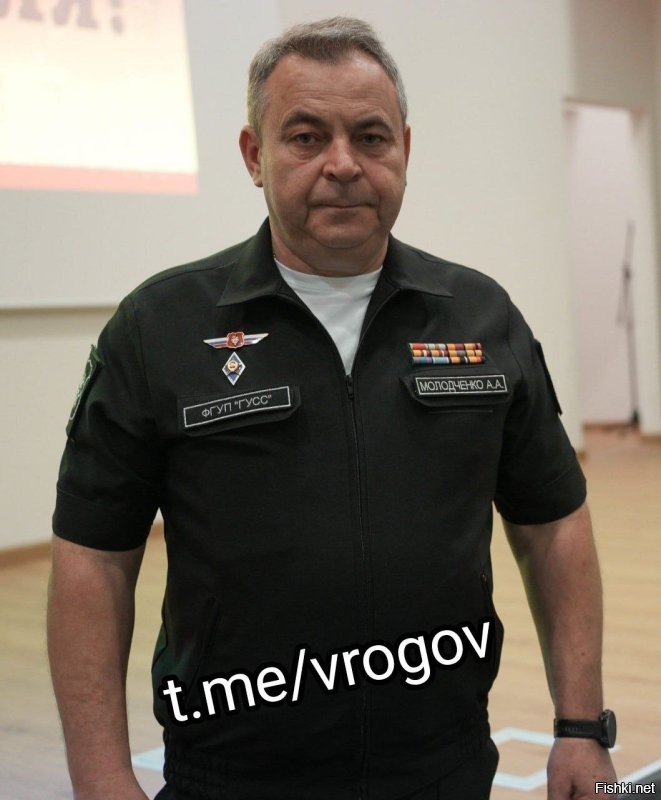 В Москве арестован гендиректор крупнейшей строительной структуры Минобороны

Новое коррупционном дело, которое может стать одним из крупнейших для Минобороны. 

Савёловский суд арестовал Александра Молодченко, гендиректора Главного управления специального строительства Минобороны России (ГУСС), которое входит в десятку крупнейших строительных компаний России и является крупнейшей строительной структурой Минобороны.

  Вместе с Молодченко была определена мера пресечения для ещё нескольких человек, чьи должности не называются. В СИЗО отправлен Иван Мальцев, а Ольга Павлова помещена под домашний арест. Всем вменяют часть 4 статьи 159 УК РФ - мошенничество в особо крупном размере, совершенное группой лиц (максимальное наказание - до 10 лет колонии). По данным следствия, арестованные совершили мошеннические действия при выполнении госконтрактов Минобороны. 

 ГУСС существует с 1998 года (до 2022-го структура называлась Главным военно-строительным управлением №4) и специализируется на гидротехническом, промышленном и гражданском строительстве. Среди его объектов - военно-морская база Каспийской флотилии, причалы Тихоокеанского флота, система базирования Черноморского флота в Новороссийске, спортивные и социальные объекты на юге России.

 Согласно данным «СПАРК-Интерфакс», в 2020 году выручка ГУСС составляла 47 млрд при убытке свыше 6 млрд рублей. Более поздних данных в «СПАРКе» нет, но «Коммерсант» писал, что в 2021 году выручка управления превысила 58 млрд рублей. По этому показателю структура попала в топ-10 самых крупных строительных фирм России. Других структур Минобороны в списке не было.

Чем известен Молодченко?

 Он уроженец Кировоградской области Украины. В том же регионе Молодченко получил украинские водительские права в 1995 году.

 В начале 2000-х он жил уже в общежитии военной части №61899 (27-я отдельная гвардейская мотострелковая бригада) в поселке Мосрентген Москвы. Эту часть он указывал в качестве домашнего адреса вплоть до 2023 года.

 Согласно утечкам из налоговой и данным «СПАРК», в 2010-х Молодченко работал в частных компаниях. С марта 2014-го по май 2016 годов возглавлял небольшую московскую фирму в сфере бухучета «УК Технопроект». В том же 2016-м числился директором по управлению строительством в проектной фирме «Проджект менеджмент». 

 В руководство структур Минобороны Молодченко пришел с декабря 2017 года, с этого времени он успел поруководить Главными военно-строительными управлениями №12 и №8, а также 31-м Государственным проектным институтом специального строительства. С июля 2023 года по 1 сентября 2024-го он возглавлял ГУСС, свидетельствуют данные «СПАРК».

 Меньше чем за год до ареста - в декабре 2023 года – Молодченко получил от Тимура Иванова звание «Заслуженный строитель Российской Федерации». 

Арест Молодченко стал продолжением самых масштабных чисток в Минобороны со времён Анатолия Сердюкова.

Они начались сразу после ухода с поста министра Сергея Шойгу в мае этого года.

Самым известным фигурантам чисток стал замминистра Тимур Иванов ( ).

Количество же всех задержанных военных превышает уже десять человек.

 Ранее в одном из дел фигурировал другой крупный подрядчик Минобороны - компания «Олимпситистрой», совладелец которой, по данным следствия, дал взятку Иванову. Выручка фирмы в 2023-м превысила 65 млрд рублей.

Пдозреваемые в совершении преступления - Молодченко и иные лица при выполнении государственных контрактов ввели в заблуждение должностных лиц Министерства обороны России.

Воровство и коррупция в условиях войны - хуже предательства!

Быстрая и результативная САО - специальная антикоррупционная операция является залогом успешного проведения СВО.

Владимир Рогов ( )