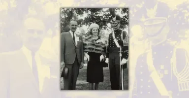 На фотографиях достоверно изображен  трамп в форме Нью Йоркской военной академии   частной школы-интерната в Корнуолле, штат Нью-Йорк, которую Трамп посещал в старших классах, - на церемонии выпуска 1964 года. Сам Трамп поделился этим изображением на своей странице Facebook в 2013 году с подписью "Я с матерью и отцом в военной академии Нью-Йорка. Видите, я могу быть очень военным. Высокий ранг!"