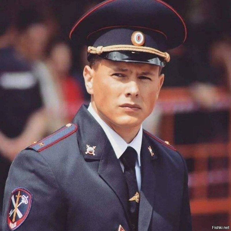 Вот основной сотрудник внутренних дел, а не эти с автоматами и гранатометами.