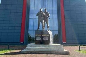 А, нет, действительно одинаковые памятники ставят. И в Самаре, и в Питере.