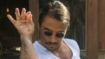 В Тюмени парень решил спуститься с 17 этажа, мягко говоря, неразумным способом