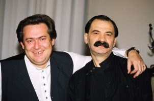 Красавцы, лучшая передача тех лет, всегда ее ждали, все в тему и на злободневные темы. Шедеврально вели ее.