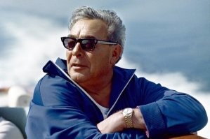 Анекдот такой был.

Перед смертью, Брежнев очень сильно просил, чтобы в гроб, его положили спиной вверх. На вопрос, зачем ему это, отвечал просто: будете доставать, чтобы поцеловать в жопу - устанете переворачивать.
И, пожалуй, был прав. Тот бардак, который начался с его смертью, сложно было назвать «нашим счастливым будущем».
Да, я в курсе, про страну, в которой наступил окончательный стабилизец.
Про «Целину» и «Малую Землю». Про Афган и выпадающую челюсть Генсека.

Но это - была Эпоха. В которую, как на мой вкус, жилось гораздо надежнее. Бедненько, но спокойнее.