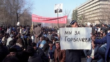 Так народ хлопал и Ельцину и Горбачеву - в рот им смотрел. Нету надёжи на народ.

Особенно глянь на последнюю фотку - начать комментировать - пойдут одни маты.