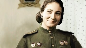 Ольга Матешко.
"В бой идут одни старики" 

Похожи друг на друга с Заклунной...