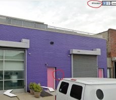 Чел просто стебется. Вот панорама с Гугл Планета Земля, адрес - Нью-Йорк, 4я стрит, 47. Это вообще промзона с какими-то гаражными мастерскими