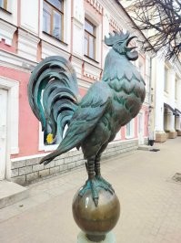 В Твери тоже есть памятник петуху. На Трехсвятской. Хоть и не по понятиям это)))