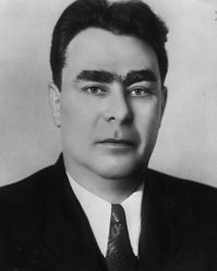 Шёл ХIX съезд ВКП(б), тот самый, в ходе которого правящая партия была переименована в КПСС. Брежнев, возглавлявший в то время (в 1950-1952 годах) компартию Молдавии, руководил на партийном форуме молдавской делегацией. Молодой и видный партийный лидер (Брежневу тогда было 45 лет) привлёк внимание всесильного Иосифа Сталина. Вождю сообщили, что это партийный руководитель Молдавии. «Какой красивый молдаванин»,   произнес в ответ Сталин.