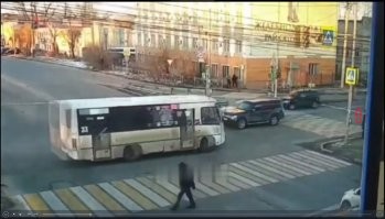 Падладжеро по встречке ехал, в начале видно справа разделительную полосу