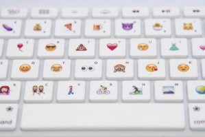 у них вместо обычной клавиатуры такая чтоль?