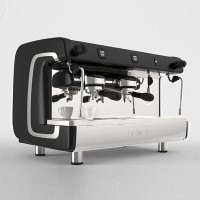 вот 3й вариант) вот такая кофе машина, да их обслуживают специалисты что то там внутри открыв крышку делают, чистят, а по устройству там опций нет

ты берёшь кофе в рожек насыпаешь, прессуешь его темпером и вставляешь в неё, после чего над рожком кнопка которую ты нажимаешь что бы пошла вода, автоматики в такой машене нет, тебе самому приходится считать секунды что что бы не переварить кофе и он не начал горчить, готовить вкусный кофе просто вкус зависит

- какое зерно используешь
- чашки для подачи должны быть тёплые, для этого они всегда лежат на кофемашине и там греются
- не переварить кофе по тому что начнет горчить
- не обварить молоко парогенератором, а только взбить

а сейчас ещё есть полностью автоматические кофемашины которые сами отключаются, с ними ещё проще

на мой кофе ни кто не жаловался, а я работал во фнацузской кофейне которую держали именно французы и место пользовалось популярностью у иностранцев, это не наши местные "ценители бурды", я даже кофе-арт примитивный освоил от нечего делать)