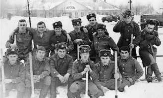 У меня армейские фотографии практически такие же. Хорошо видно национальный состав огромной страны,где все были равны - казахи,белорусы,молдаване и литовцы. Вместе служили,вместе работали,никто не считал себя сильнее или умнее. Был один народ,и тогда в кошмарном сне не могло присниться, что будут убивать друг друга..