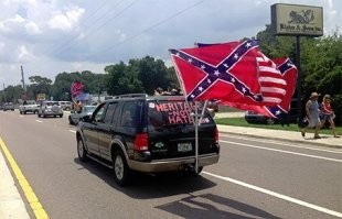 В ближайшее время дополнительный флаг сша изменится.
При демократах флаг Конфедерации всякие меньшинства любили жечь и топтать.

А сейчас демократы будут не у власти. 
Трамп уже заявлял, что не считает флаг Конфедерации оскорбительным.