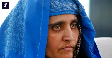 Афганка Шарбат Гула уже старенькая =( ей 52.  А на вашей фотке ей 12