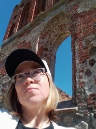 Думаю что мне есть чем хвастаться даже помимо разумных трат. Вот на фото я ближе и совсем без макияжа. Разве это не намного лучше тощего сухого нечто или оплывшего больного существа. И заметьте, на пару лет моложе! А мужчины вообще очень многие стареют попозже дам чисто внешне и получше одногодок выглядят.