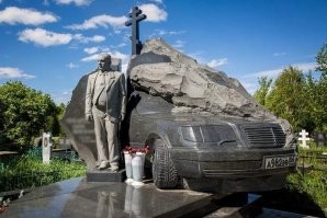 Кого закапывают в могилах с надписью Panasonic и Nissan