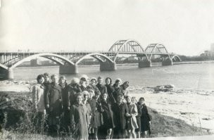 Выпускницы рыбинского дошкольного педучилища на берегу Волги.1960ые.