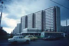 Это двухэтажное здание тогда занимал магазин грампластинок, кажется, "Мелодия" назывался. Там тогда можно было найти стоящие вещи, потому что за спиной фотографа - Центральный дом туриста, где останавливались иностранцы, а в этих домах, что на фото, квартировали сотрудники дипломатических миссий (но это не точно)). По крайней мере, там стояло много иномарок с красными номерами (одна из них попала и на эту фотографию).