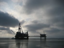 12 раз обслуживал каротажную станцию на "Корчагинской" платформе. Каспийское море.  Видел там и зал тренажёрный и вроде комната телевизионная была. Только вот за день так умаешься, что побыстрей бы до койки добраться... А кормили действительно хорошо.