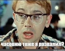 Кот деловито уселся на разрушенной скамье