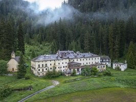 Берем обычный поиск по фоткам и сразу меняем все описание к всему и особенно к этой фотке и описание сразу что типа до пандемии было процветание там и психиатрическая это обычная лечебница была типа оздоровительный центр по нашему обычный санаторий .