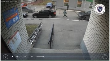 добавлю - парень вообще смотрел куда-то назад, т.е. бежал не глядя куда ...