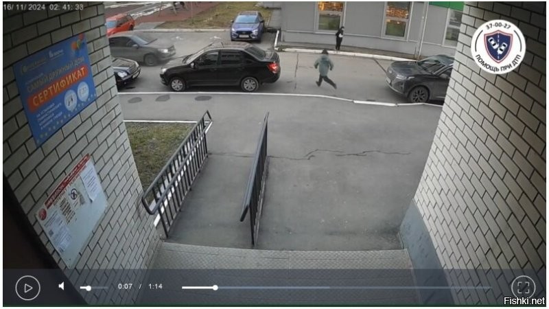 добавлю - парень вообще смотрел куда-то назад, т.е. бежал не глядя куда ...