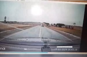 рег поехал на встречку до знака.
а в момент, когда он проехал знак и по правилам можно было начинать обгон, он и увидел встречную машину.

и качество видео говно, но вроде бы на 2 секунде видно встречную машину, которая как раз "скрывается за бугром".