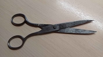 Вот этим ножницам лет 150-200 - принадлежали ещё моей прабабке и до сих пор работают...