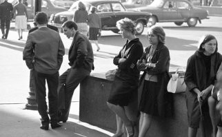 Прикиньте, было время, когда вот так можно было посидеть и не извгваздаться в грязи! Я не могу понять, толи тогда мыли это каждый день, толи пыли и грязи в воздухе было меньше.