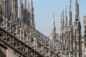 Мила нский собо р (итал. Duomo di Milano, ломб. Dòmm de Milan), или Собор Рождества Девы Марии (итал. Cattedrale metropolitana di Santa Maria Nascente),   кафедральный собор, расположенный в историческом центре Милана. Посвящён Рождеству Пресвятой Девы Марии.
 Построен из белого мрамора в стиле пламенеющей готики. Строительство было начато в 1386 году, однако завершилось лишь в начале XIX века, когда по распоряжению Наполеона было закончено оформление фасада. Некоторые детали доделывались и позже, вплоть до 1965 года.
 Это позднеготическое здание, которое содержит множество шпилей и скульптур, мраморных остроконечных башенок и колонн, соединённых большим количеством парящих опор.
 Один из крупнейших в Европе, Миланский собор среди готических храмов по вместимости уступает лишь севильскому, а среди итальянских храмов   собору Святого Петра в Ватикане. Одних только статуй в соборе насчитывается 3400.