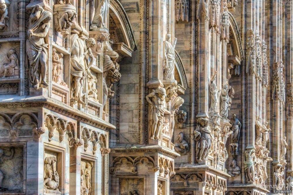 Мила нский собо р (итал. Duomo di Milano, ломб. Dòmm de Milan), или Собор Рождества Девы Марии (итал. Cattedrale metropolitana di Santa Maria Nascente),   кафедральный собор, расположенный в историческом центре Милана. Посвящён Рождеству Пресвятой Девы Марии.
 Построен из белого мрамора в стиле пламенеющей готики. Строительство было начато в 1386 году, однако завершилось лишь в начале XIX века, когда по распоряжению Наполеона было закончено оформление фасада. Некоторые детали доделывались и позже, вплоть до 1965 года.
 Это позднеготическое здание, которое содержит множество шпилей и скульптур, мраморных остроконечных башенок и колонн, соединённых большим количеством парящих опор.
 Один из крупнейших в Европе, Миланский собор среди готических храмов по вместимости уступает лишь севильскому, а среди итальянских храмов   собору Святого Петра в Ватикане. Одних только статуй в соборе насчитывается 3400.