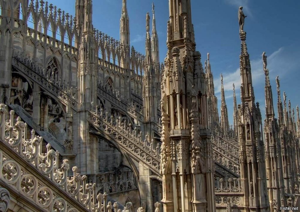 Мила нский собо р (итал. Duomo di Milano, ломб. Dòmm de Milan), или Собор Рождества Девы Марии (итал. Cattedrale metropolitana di Santa Maria Nascente),   кафедральный собор, расположенный в историческом центре Милана. Посвящён Рождеству Пресвятой Девы Марии.
 Построен из белого мрамора в стиле пламенеющей готики. Строительство было начато в 1386 году, однако завершилось лишь в начале XIX века, когда по распоряжению Наполеона было закончено оформление фасада. Некоторые детали доделывались и позже, вплоть до 1965 года.
 Это позднеготическое здание, которое содержит множество шпилей и скульптур, мраморных остроконечных башенок и колонн, соединённых большим количеством парящих опор.
 Один из крупнейших в Европе, Миланский собор среди готических храмов по вместимости уступает лишь севильскому, а среди итальянских храмов   собору Святого Петра в Ватикане. Одних только статуй в соборе насчитывается 3400.