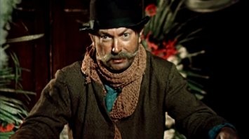 Кто как помирает:
Старушки, они всегда преставляются… Или богу душу отдают – это смотря какая старушка. Ваша, например, маленькая и в теле, – значит, «преставилась» … А, например, которая покрупнее, да похудее – та, считается, «богу душу отдает» …
Вот вы, например, мужчина видный, возвышенного роста, хотя и худой. Вы, считается, ежели не дай бог помрете, что «в ящик сыграли» . А который человек торговый, бывшей купеческой гильдии, тот, значит, «приказал долго жить» . А если кто чином поменьше, дворник, например, или кто из крестьян, про того говорят – «перекинулся» или «ноги протянул» . Но самые могучие когда помирают, железнодорожные кондуктора или из начальства кто, то считается, что «дуба дают» .
Ну, а когда ты помрешь, как про тебя мастера скажут?
– Я человек маленький. Скажут «гигнулся Безенчук» . А больше ничего не скажут.