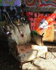 Ощущение, что на этом троне кокого-то короля бомжей зарезали