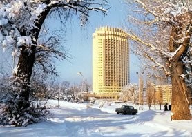 У меня бабушка жила за рекой на теренкуре а автобус останавливался у гостиницы и я постоянно через нее ходил было время когда приезжало много иностранцев и нет нет у них сигареты стрелял типа море или Мальборо иногда просто давали новую пачку сигарет :)