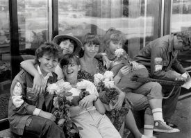 Мужик в смартфон "залип"?.. )))