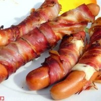 Комбинация греческих бифтеков (котлет, которые делаются с сыром фета внутри) и бернских сосисок, которые жарят на гриле, обернув беконом.

Тут просто 2 в 1, плюс - посыпка специями по вкусу.